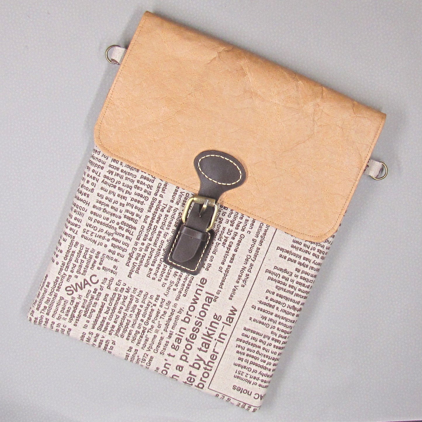 【本革ベルト】Tyvek®TYPE5 英字新聞 サコッシュ
