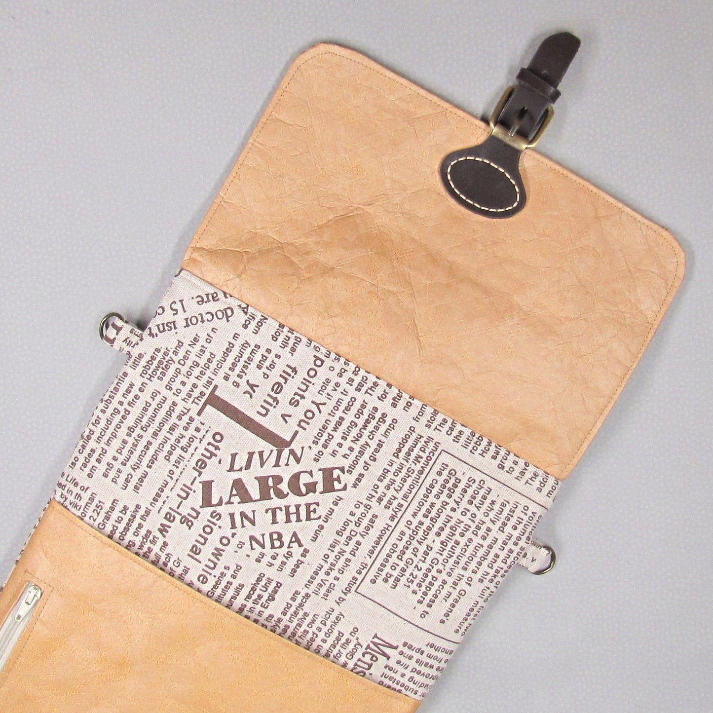 【本革ベルト】Tyvek®TYPE5 英字新聞 サコッシュ